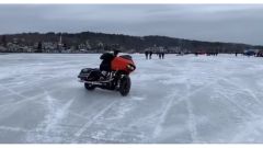 Harley-Davidson Road Glide: il video su lago ghiacciato