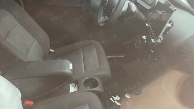 Smart #2: l'abitacolo svela i due sedili, il bracciolo centrale e il display dell'infotainment