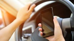 Smartphone alla guida: rischio -10 punti e 6 mesi di patente sospesa