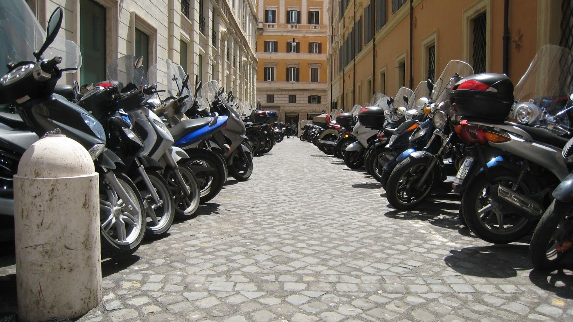 Можно ли парковать мотоцикл. Стоянка мотоциклов. Парковка для мотоцикла. Мотоцикл в паркинге. Стоянка мопедов.