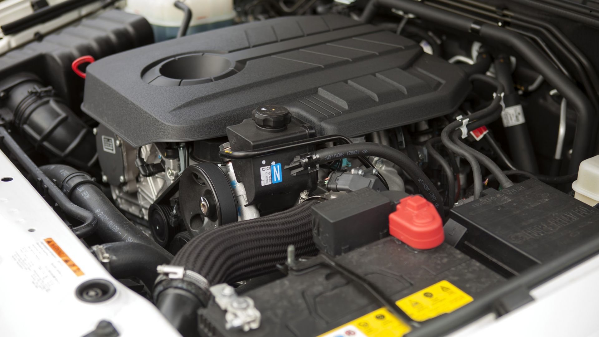 Санг йонг двигатель. SSANGYONG Rexton 2 АКБ. Rexton 2014 аккумулятор. Саньенг Кайрон 2.0 дизель аккумулятор. Аккумулятор SSANGYONG Rexton 2.7 дизель.