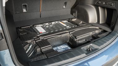 Subaru Forester e-Boxer Premium: la batteria è nascosta sotto al piano di carico del baule