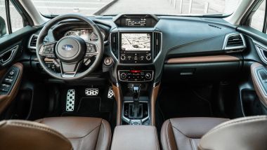 Subaru Forester e-Boxer Premium: panoramica degli interni