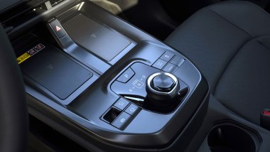 Subaru Uncharted: la consolle centrale con due piastre di ricarica wireless per gli smartphone