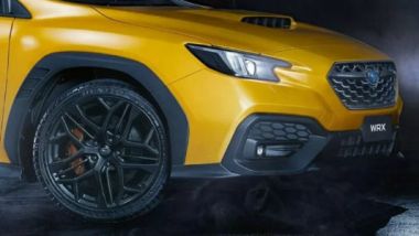 Subaru WRX Club Spec Evo Edition AWD: dettaglio su cerchi in lega e avantreno della sportiva