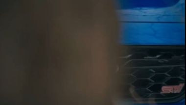 Subaru WRX STI: l'immagine volutamente sfuocata mostra il badge STI sulla mascherina