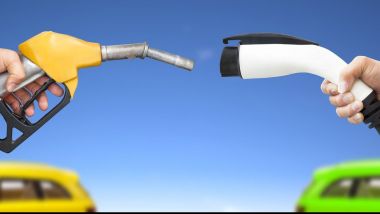 Sul passaggio al full electric dal 2035, è ancora battaglia