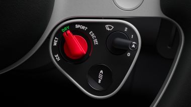 Sul volante di Ferrari Luce, tasti e manettini come ai vecchi tempi