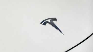 Super test Tesla Model 3: il logo Tesla sul cofano