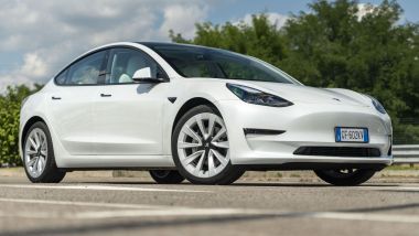 Super test Tesla Model 3: visuale di 3/4 anteriore