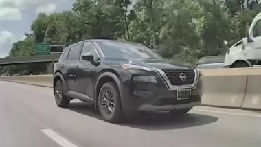 SUV colpito da una ruota in autostrada: la Nissan Rogue un attimo prima dell'impatto