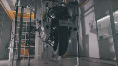 Suzuki: l'affidabilità delle moto sta anche in questi test (video)