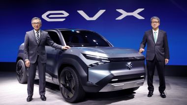 Suzuki eVX Concept, con il Presidente Toshihiro Suzuki e il CEO di Maruti Suzuki India Hisashi Takeuchi