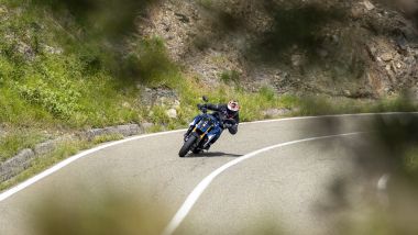 Suzuki GSX-S1000 EVO, ama la guida di corpo e la ripaga con efficacia tra le curve