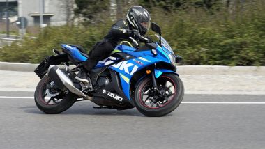 Suzuki GSX250R: buono il grip delle gomme di serie