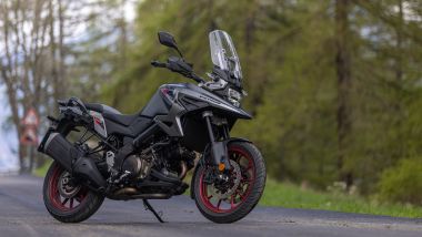 Suzuki V-Strom 1050SE, anche lei è tra le moto che seguono la carovana del Giro d'Italia