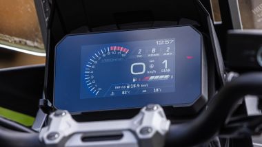 Suzuki V-Strom 1050SE, lo strumento è leggibile e intuitivo, peccato manchi la navigazione