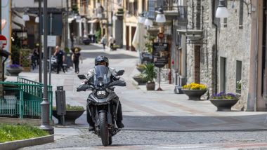 Suzuki V-Strom 1050SE, sul pavé le sospensioni KYB non vanno certo in difficoltà