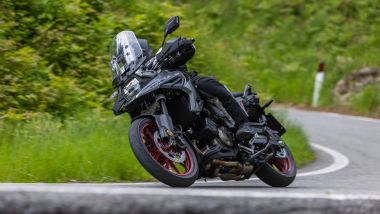 Suzuki V-Strom 1050SE, tra gli aiuti alla guida c'è anche l'ABS cornering