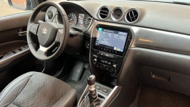 Suzuki Vitara 1.4 Hybrid 4WD: abitacolo concreto e funzionale con sedili confortevoli