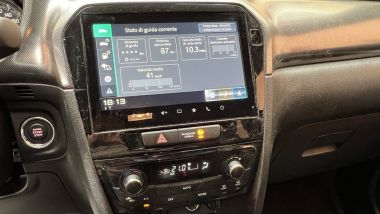 Suzuki Vitara 1.4 Hybrid 4WD: il display da 9'' del sistema d'infotainment e i comandi del clima