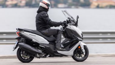 SYM Cruisym 300 E5+, la posizione di guida è confortevole