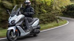 SYM Cruisym 300 E5+: prova, prezzo, pregi e difetti dello scooter