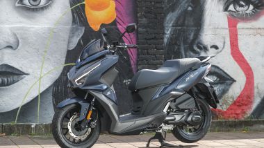 SYM Jet 14 Evo 125: frontale più aggressivo e moderno, simile ai fratelli maggiori da 300 cc