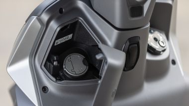SYM Symphony, il tappo del rifornimento è posizionato nel retro dello scudo, dove ci sono anche il gancio portaborse e presa USB