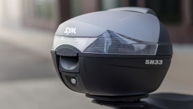 SYM Symphony ST 125, il bauletto è parte della dotazione di serie e può contenere un casco integrale