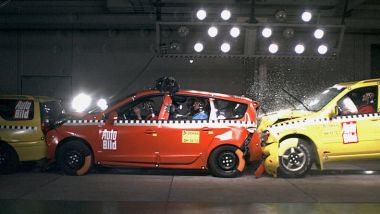 Tamponamento auto a 7 posti: il crash test di Dekra per Auto Bild