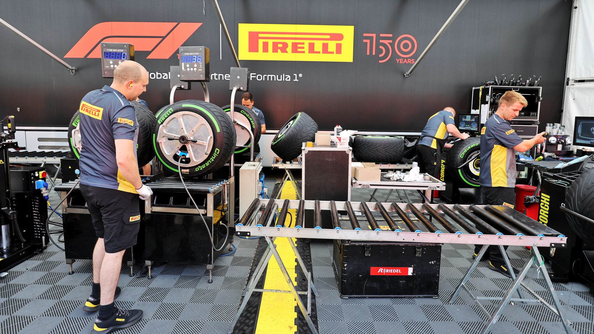 Pirelli Box F1 2022, Pirelli: le gomme per i GP Brasile e Abu Dhabi