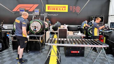 Tecnici Pirelli impegnati durante il weekend di Silverstone 2022