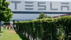 Tesla: mentre Model 3 debutta in Europa, Musk acquisisce fabbriche GM?