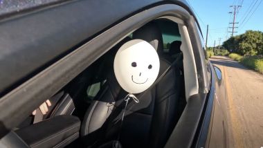Tesla Autopilot al test del... palloncino (Twitter / Dan O'Dowd)