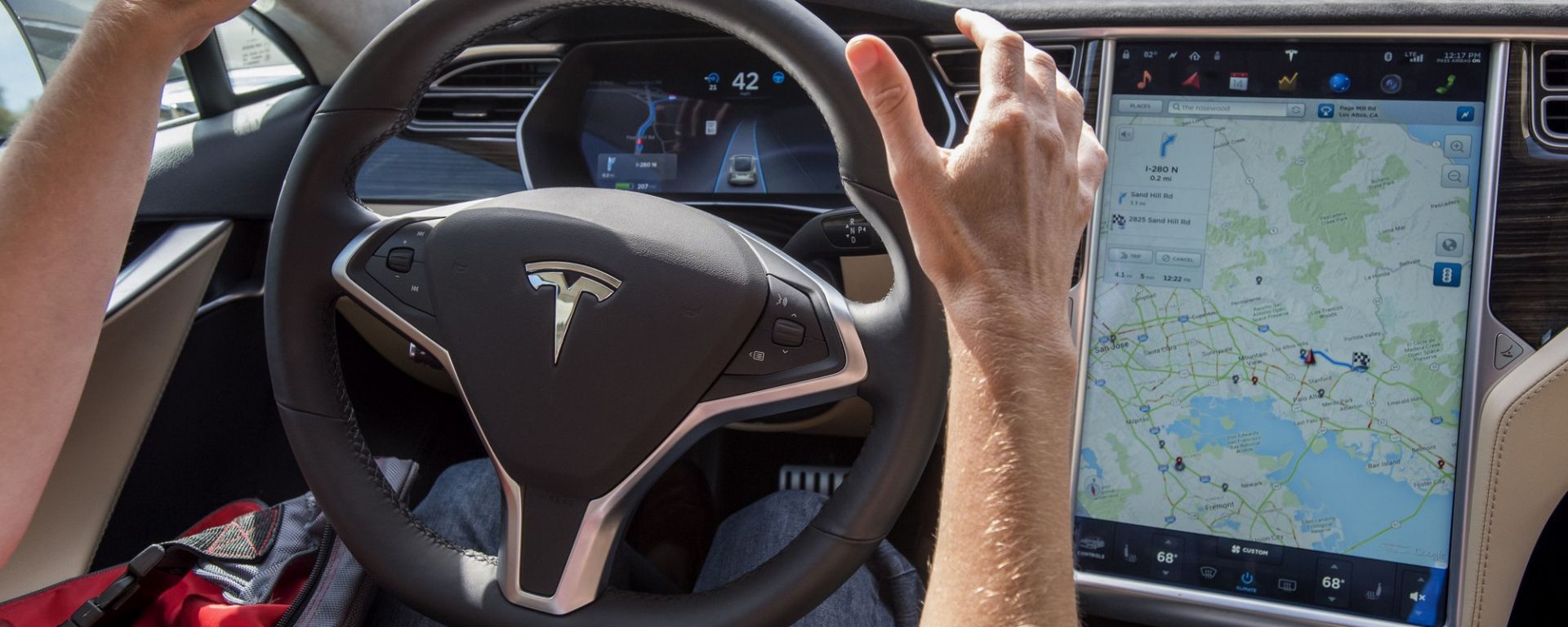 Tesla Autopilot, nuova versione da agosto 2018. Guida (quasi) autonoma