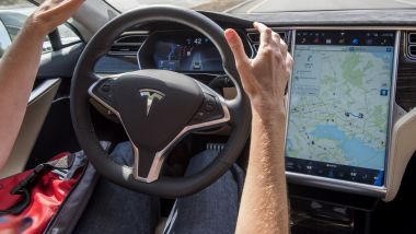 Tesla Autopilot: funzioni ridotte in Europa