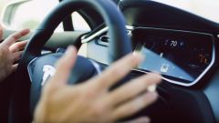 Tesla Autopilot non è guida autonoma: "Il nome va cambiato"