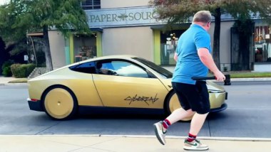 Tesla Cybercab: il test sulla sicurezza con l'uomo che salta davanti al veicolo
