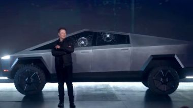 Tesla Cybertruck: Elon Musk di fianco al suo pick-up durante una dimostrazione