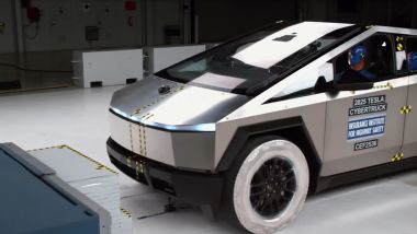 Tesla Cybertruck: i modelli dal 2024 del SUV americano superano bene i crash test IIHS