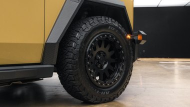 Tesla Cybertruck Up Invincible by Unplugged Performance: pneumatici tassellati BF Goodrich