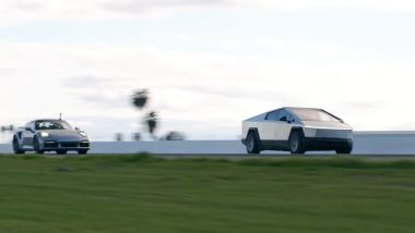 Tesla Cybertruck vs Porsche 911 Turbo S: la drag race sul quarto di miglio