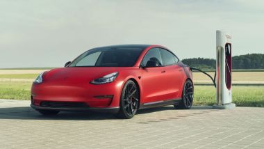 Tesla e il taglio dei prezzi: una Model 3 in carica