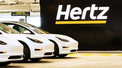 Hertz vende 20mila auto elettriche e torna alla benzina