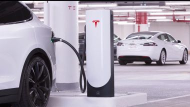 Tesla in ricarica alle colonnine Supercharger