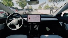 Tesla: la funzione Smart Summon è un disastro