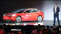 Tesla Model 3, Elon Musk promette sei aggiornamenti. Via Twitter