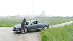 Tesla sotto attacco hacker: a rischio la guida autonoma Autopilot