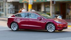 Tesla Model 3, prova su strada della stampa inglese. Pregi e difetti